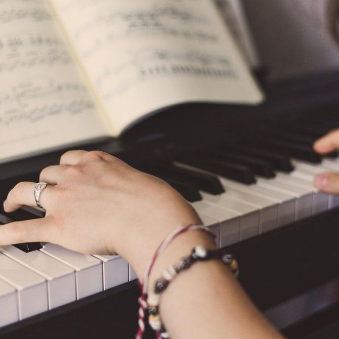 Escuelas de música: Aprende a tocar piano y disfruta de cada acorde