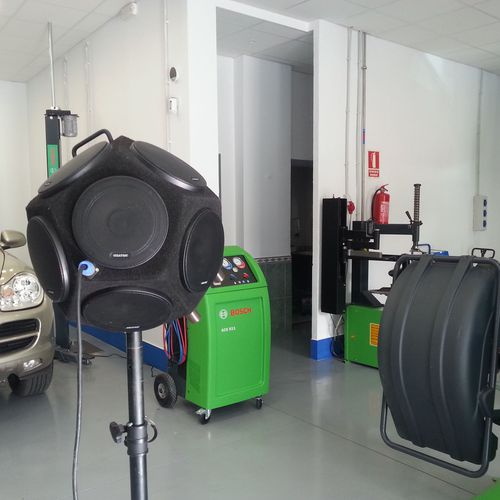 Ensayo de aislamiento en taller de neumáticos (Mr. Gallardo Sevilla)
