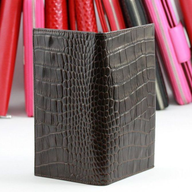 Regala elegancia: Cómo elegir la mejor cartera de piel para esa persona especial