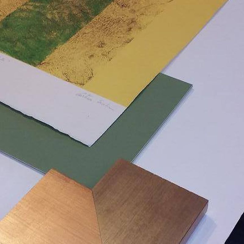 Enmarcación de obra original sobre fondo