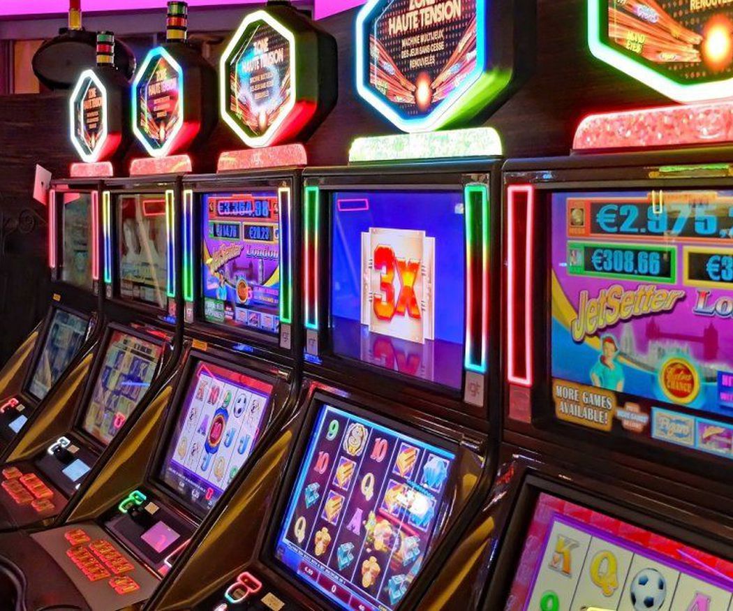 Explora el mundo de las máquinas recreativas en un salón de juegos