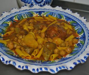 1 Potaje de Alcachofas con Albondiga de Bacalao.
