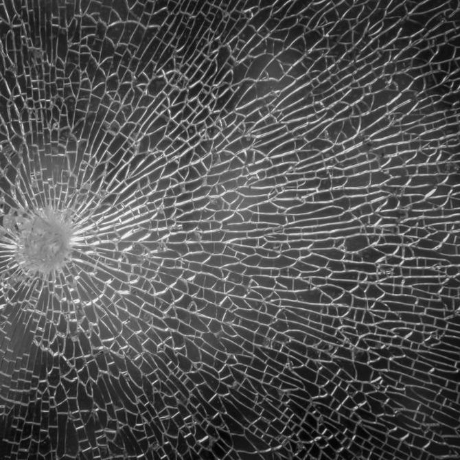 ¿Por qué permanecen unidos los cristales de una luna rota?