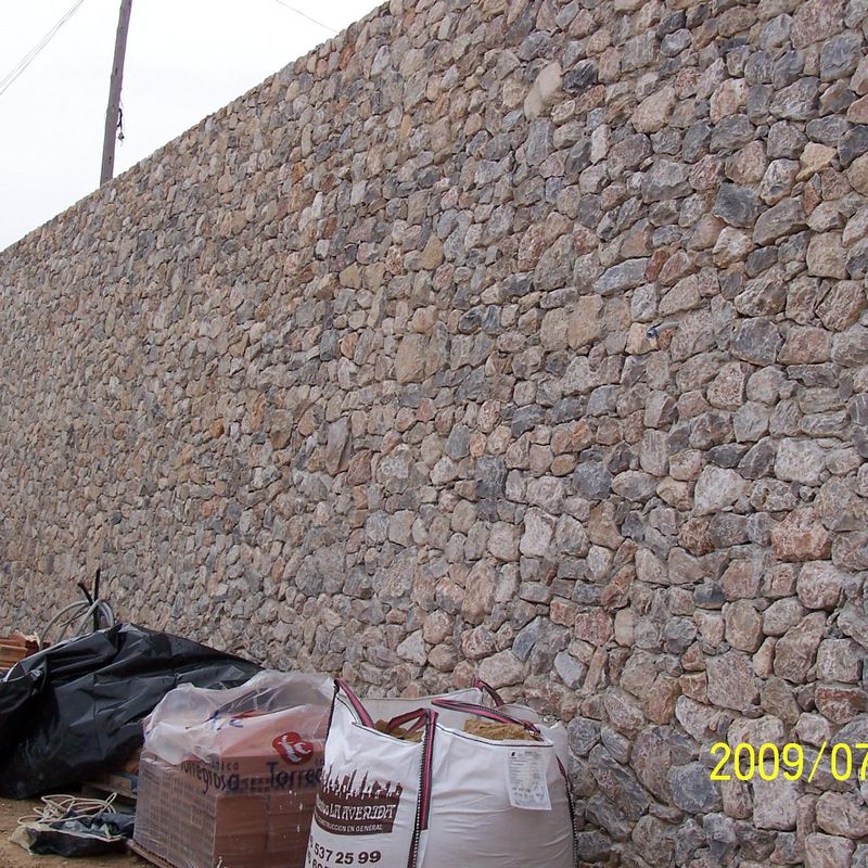 Muro de contenccion en piedra viva de Santomera