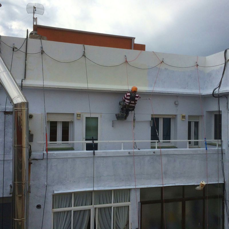 Rehabilitación y mantenimiento de fachadas con trabajos verticales Santander.