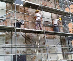 Picar y revocar fachada uralita en Santander-Torrelavega