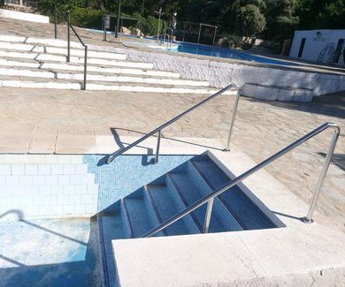 Barandillas y escaleras de acero inoxidable para piscinas.