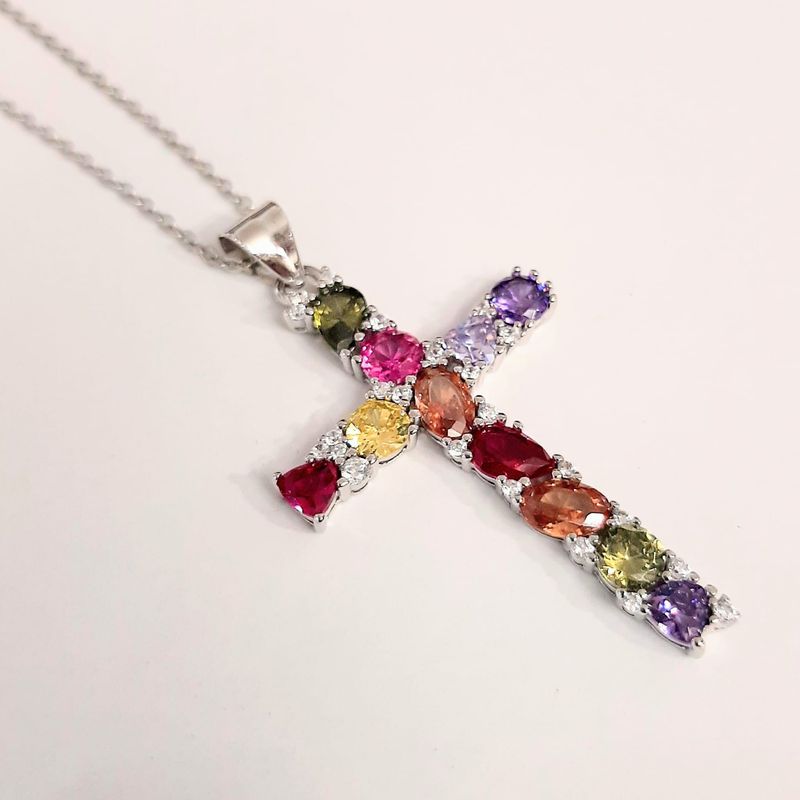 Colgante en forma cruz hecha en plata de ley con piedras de colores engasta: Catálogo de Joyería Izquierdo