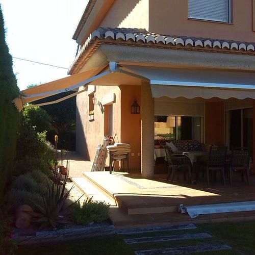 Toldo brazo articulado extensible