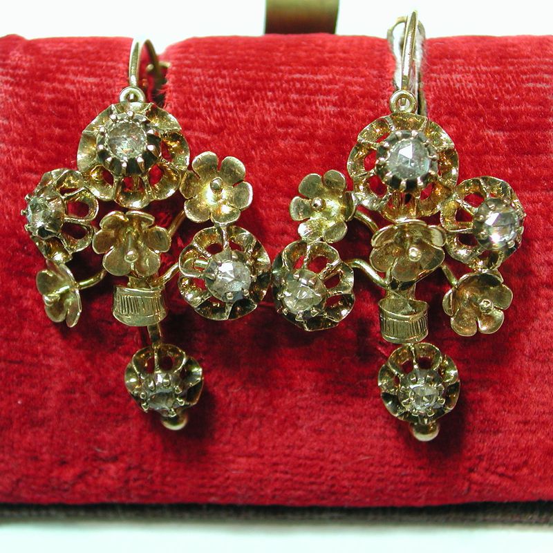 Pendientes con motivos florales de oro de 18k con diamantes. Mediados s.XIX: Catálogo de Antigua Joyeros