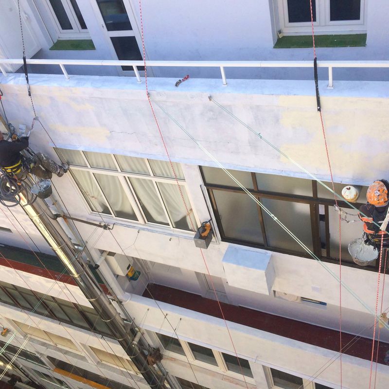 Reforma de patio interior con trabajos verticales en Santander.