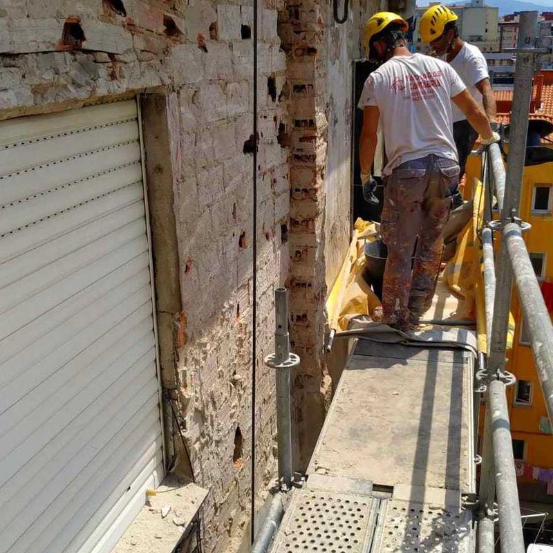 Demolición de fachada de revoco con revestimiento de uralita en santander