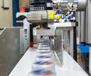 Máquina que combina la impresión por tampón y la individualización mediante láser