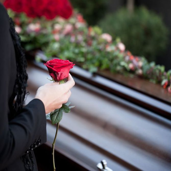 ¿Qué debes saber antes de comprar una corona funeraria?