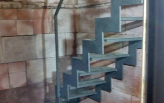 Escalera compensada con escalón abatible y peldaños vidrio