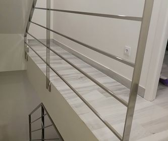 Barandilla de acero inoxidable montada en escalera de diseño de vivienda:  de Icminox