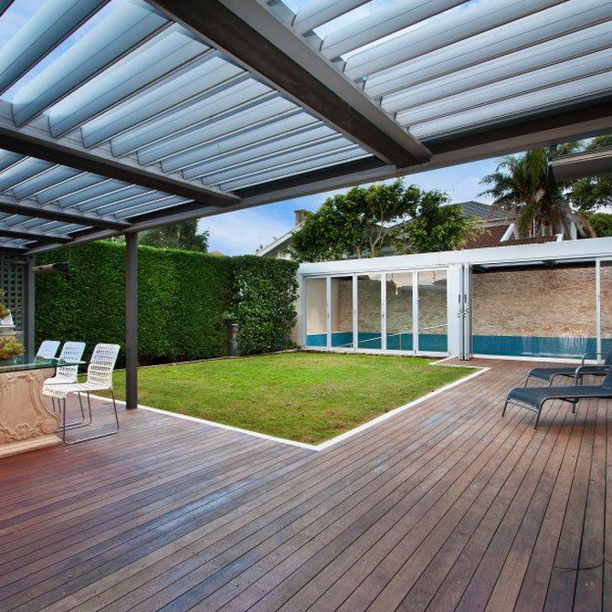 Convierte tu jardín en un refugio acogedor con toldos y pérgolas