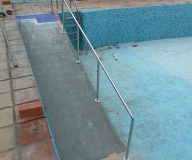Barandilla de acero inoxidable para rampa de acceso a piscina