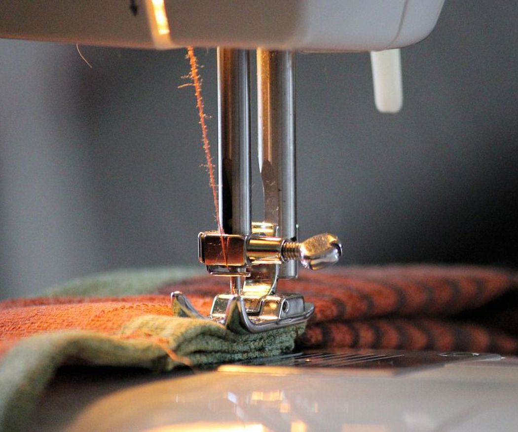 Consejos para cambiar la aguja de la máquina de coser
