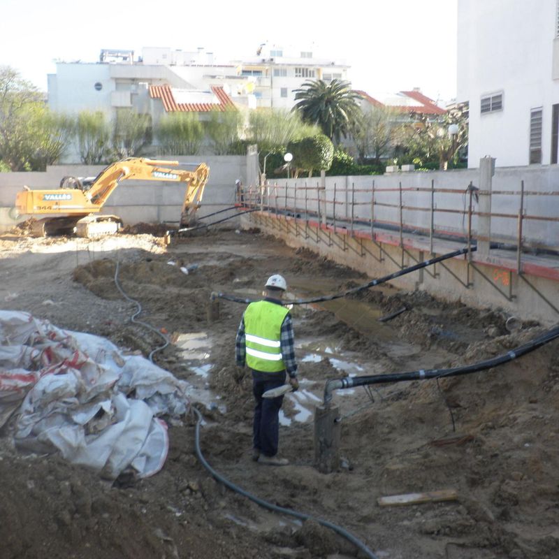 Estudio hidrogeológico y ensayo de bombeo para el rebaje del N. Freático en dos plantas sótano para la nueva construcción de un edificio plurifamiliar en Avd. Sofia,12. TM Sitges (Barcelona).
