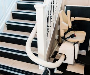 La seguridad ante todo: Cómo las sillas salvaescaleras evitan caídas en personas mayores