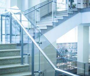 Por qué instalar barandillas de cristal