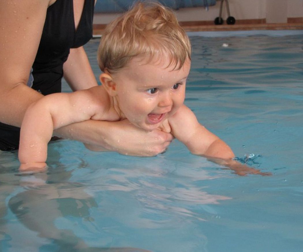 ¿Qué hacer la primera vez que nadas con tu bebé?