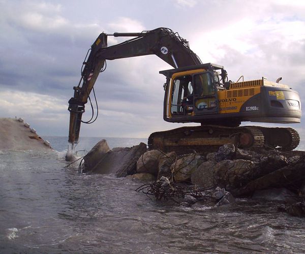 Demolición de un dique de carga en Guadalmina, Marbella