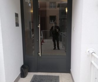 Instalación puertas de entrada para comercios y viviendas: Servicios de Puertas Y Armarios Zarautz