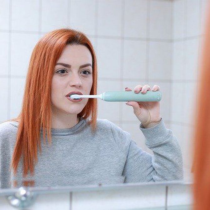 ¿Cómo limpiar correctamente una prótesis dental fija?