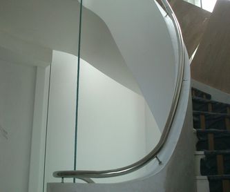 Pasamanos de acero inoxidable con diseño adaptado a escalera estrecha.:  de Icminox