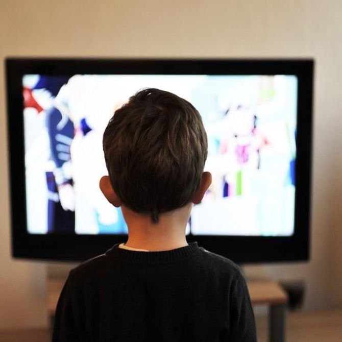 Cinco ventajas de ver la televisión en familia