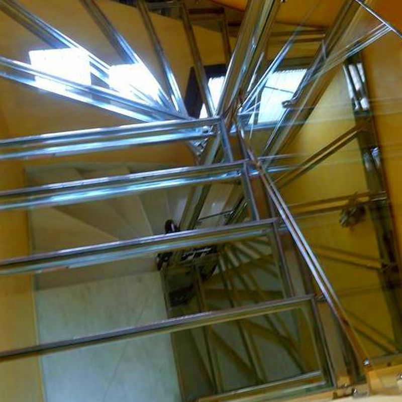 Escalera de acero inoxidable y vidrio diseñada y fabricada a medida para vivienda particular