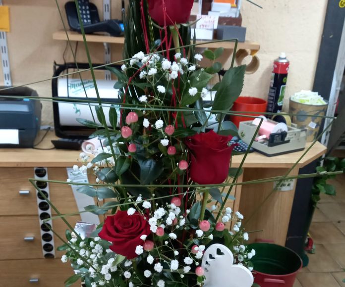 Centro  decorativo de rosas rosas para san valentin: CATALOGO de Floristería Manuela