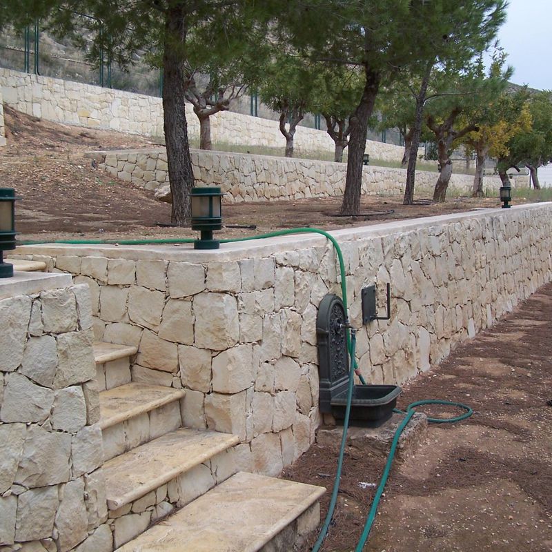 Muro en piedra blanca de Novelda (Almorqui)