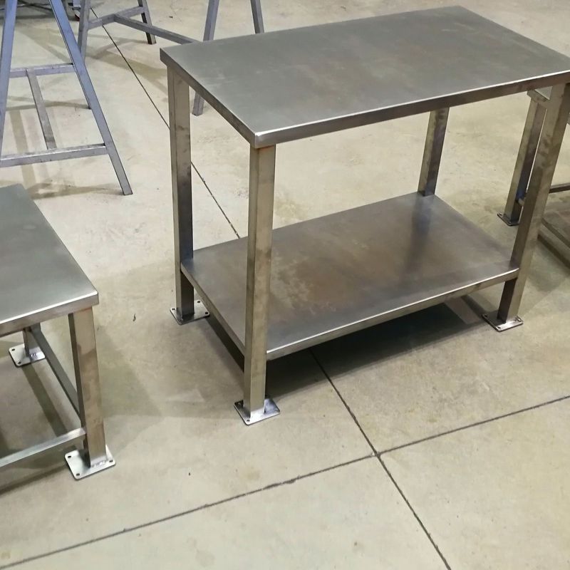 Mesas de acero inoxidable diseñadas y fabricadas a medida. 