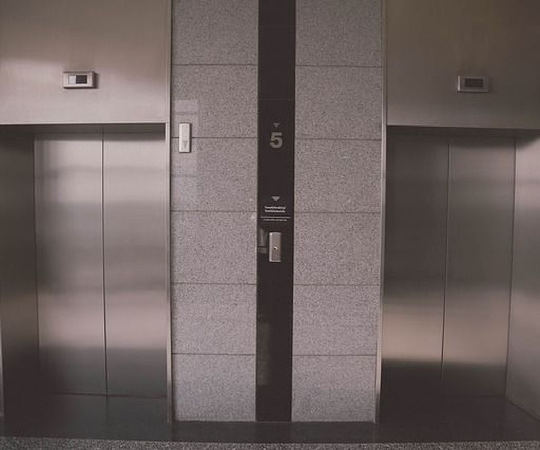 ¿Por qué hay un espejo en los ascensores?