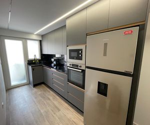 Cocina asfalto con uñero bronce,super elegante.e