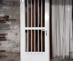 Puertas de aluminio y PVC y forja lacadas al horno