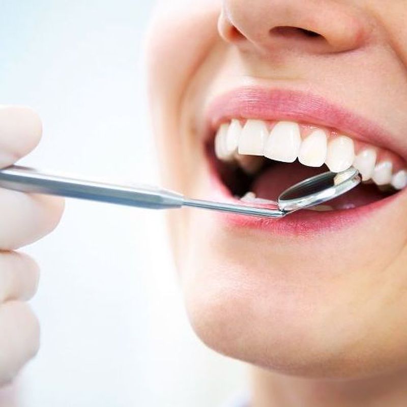Reconstrucción estética dental: Catálogo de Centro de Salud Dental FamilDent