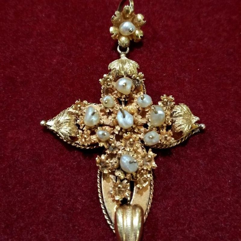 Colgante de cruz en oro  de 18k y perlas. Finales S.XIX.: Catálogo de Antigua Joyeros