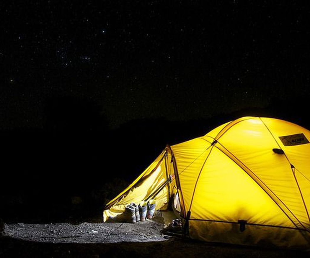 7 artículos que no puedes olvidar para acampar
