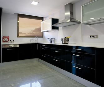 Cocinas Lacadas Alto brillo tirador perfil de aluminio: Muebles de cocina y reformas de Luxe Cocinas