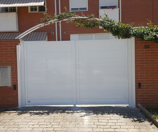 Instalación de puerta batiente de dos hojas y puerta de peatones
