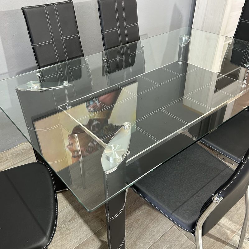 Mesa de cristal templado y 6 sillas de polipiel-metal: Servicios de Remar Gandía