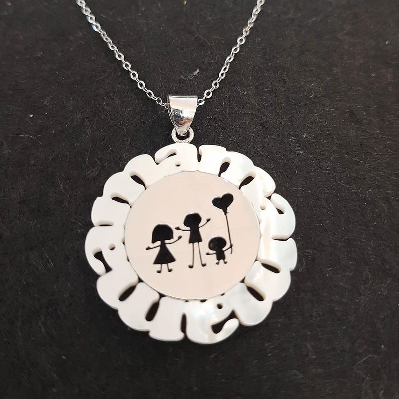 Colgante de nácar con frase calada "mamá": Catálogo de Joyería Izquierdo