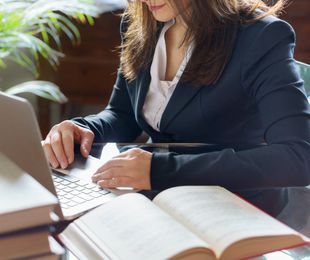 ¿Qué servicio ofrece un procurador de los tribunales?