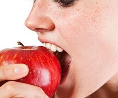 La fruta te beneficia también en la boca.