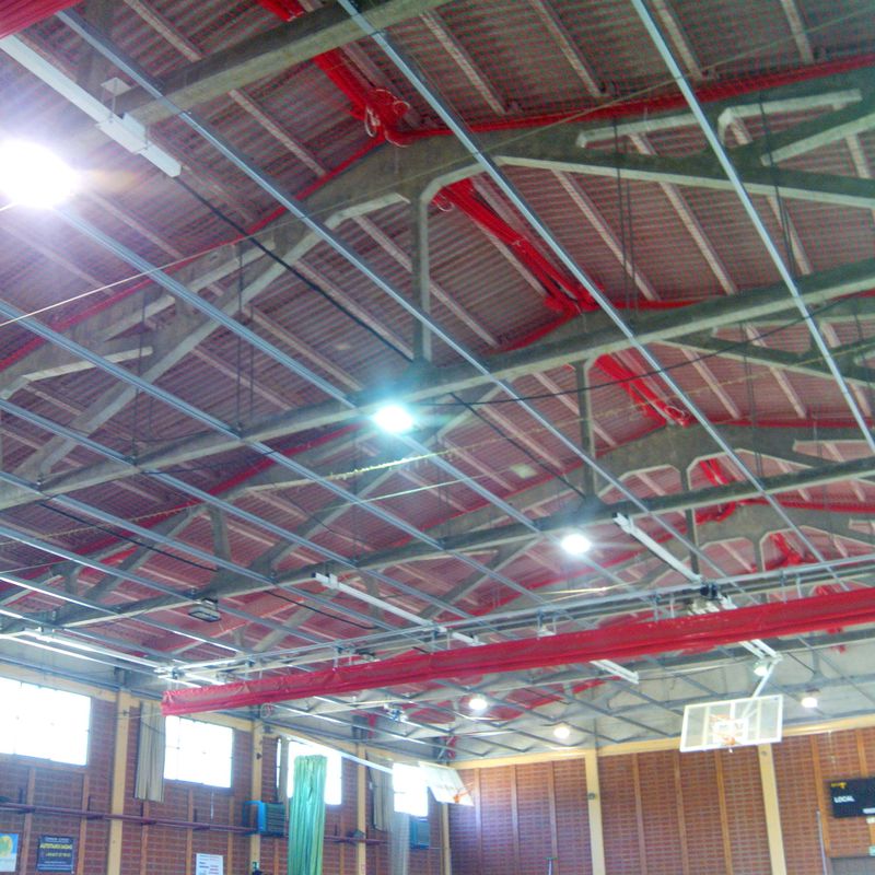Polideportivo con colocación  de estructura de falso techo.