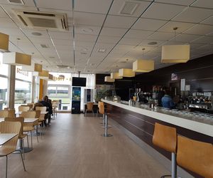 Estación de servicio con cafetería las 24 horas en Montalbo